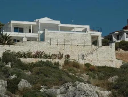 Kaş Denize Sıfır Satılık Villa Meyis Adasına Ve Deniz Manzaralı Satılık Villa